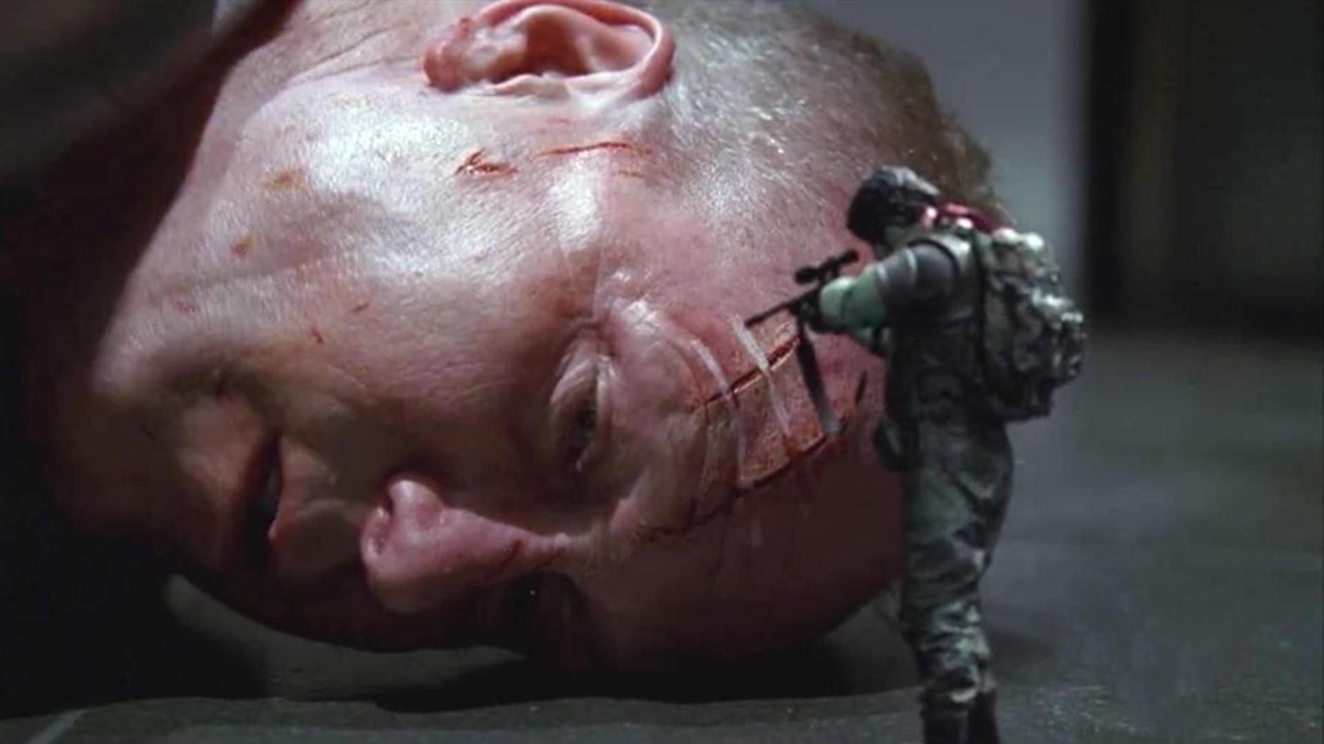 电影:顶级杀手收到一个玩具箱,打开后,被玩具士兵打得跪地求饶