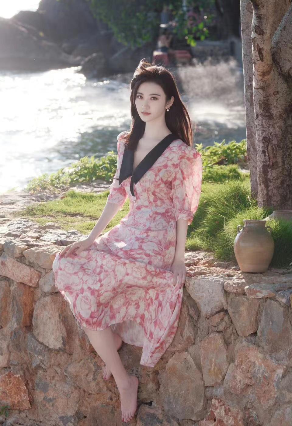 景甜穿粉色碎花连衣裙,甜美显白又减龄,真是人间富贵花