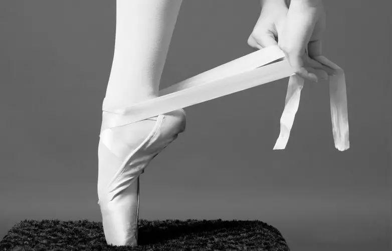 舞蹈课堂芭蕾基训课程擦地练习要领