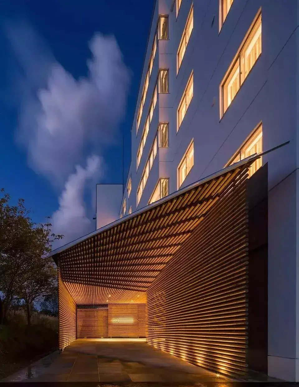 去年刚刚开业的洞爷湖湖畔的建筑大师隈研吾新作品,更是万众瞩目,它不