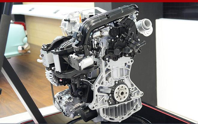 9升.传动系统部分,与发动机匹配的是6速手自一体变速箱.