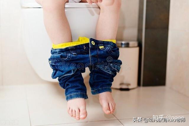 别再说便便太臭了小心孩子不愿在幼儿园拉臭臭
