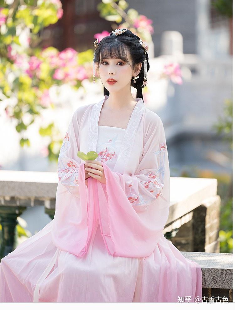 想入汉服,胸大个子高的女生适合什么汉服呀?