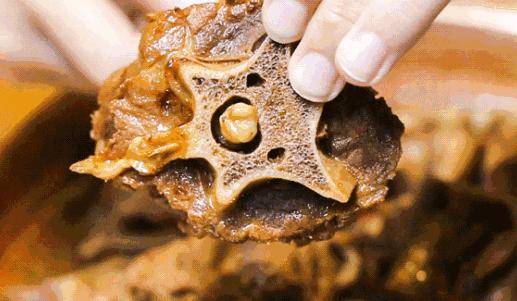 图片来自网络羊蝎子的肉很多,瘦而不柴,吃的时候可以加点韭菜花,羊肉