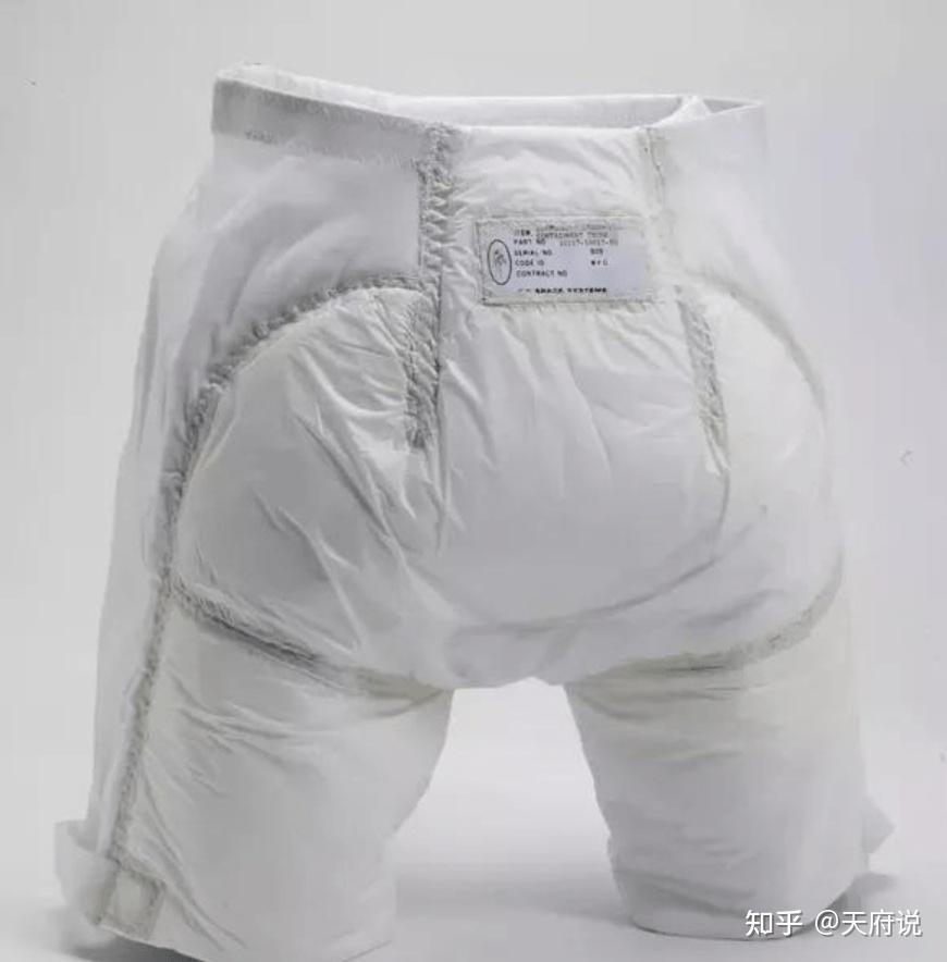 经过了演变以后,人们为了避免纸尿裤太过于厚重,进而选择了使用尿袋