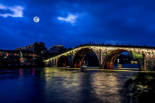 轻嗅一下江南水乡的清香,真是心旷神怡,流连忘返,拱宸桥位于浙江省