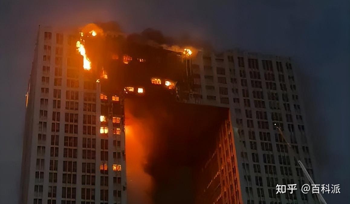 当高层住宅着火时,15层以上灭火难度高,逃生该向上还是向下跑? - 知乎
