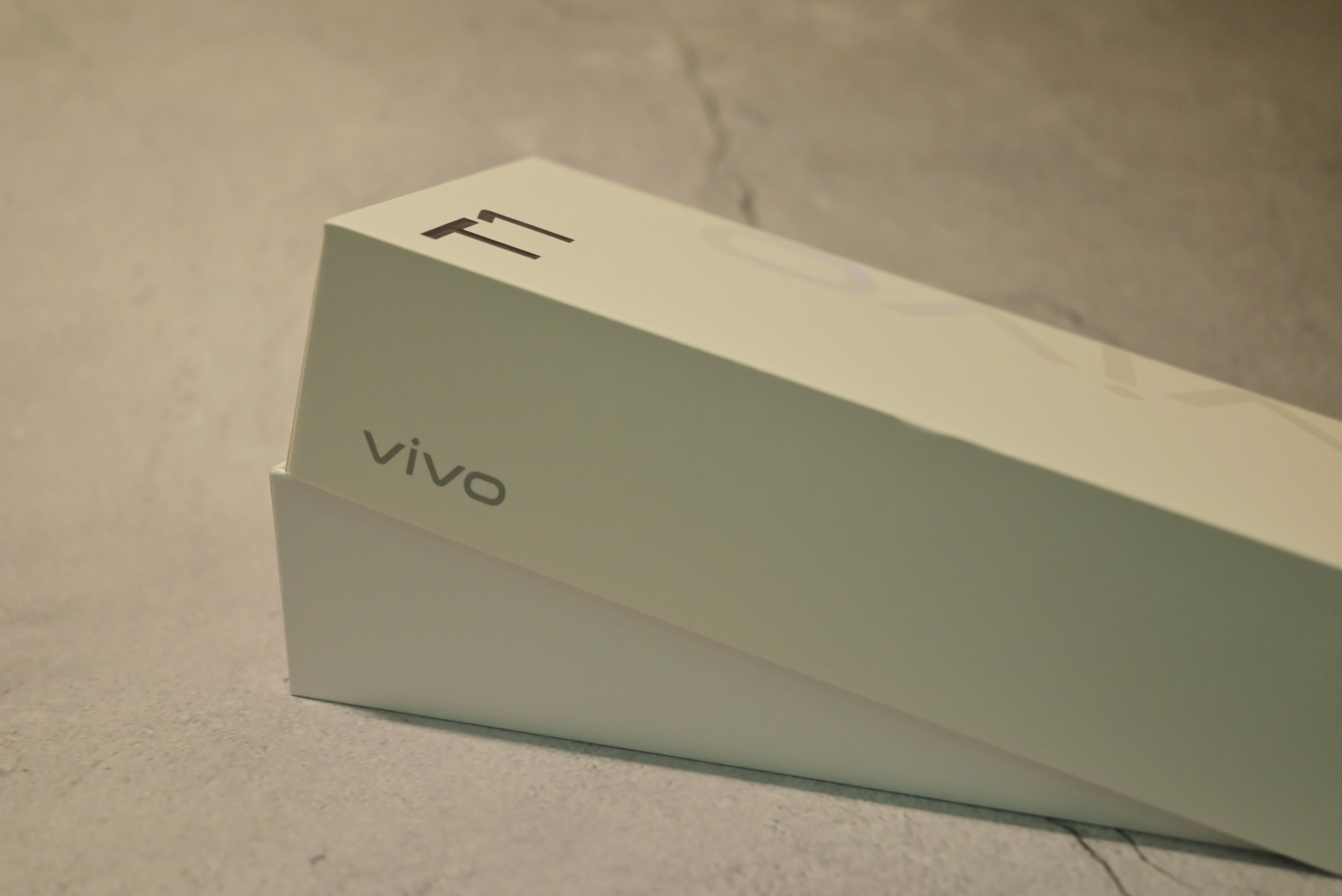 vivo t1 在包装设计上中规中矩,这次有别于 vivo 一贯以来的方形盒