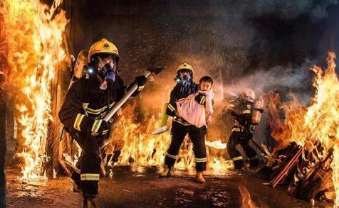 图片来源网络 火场上的他们舍己救人,义无反顾.