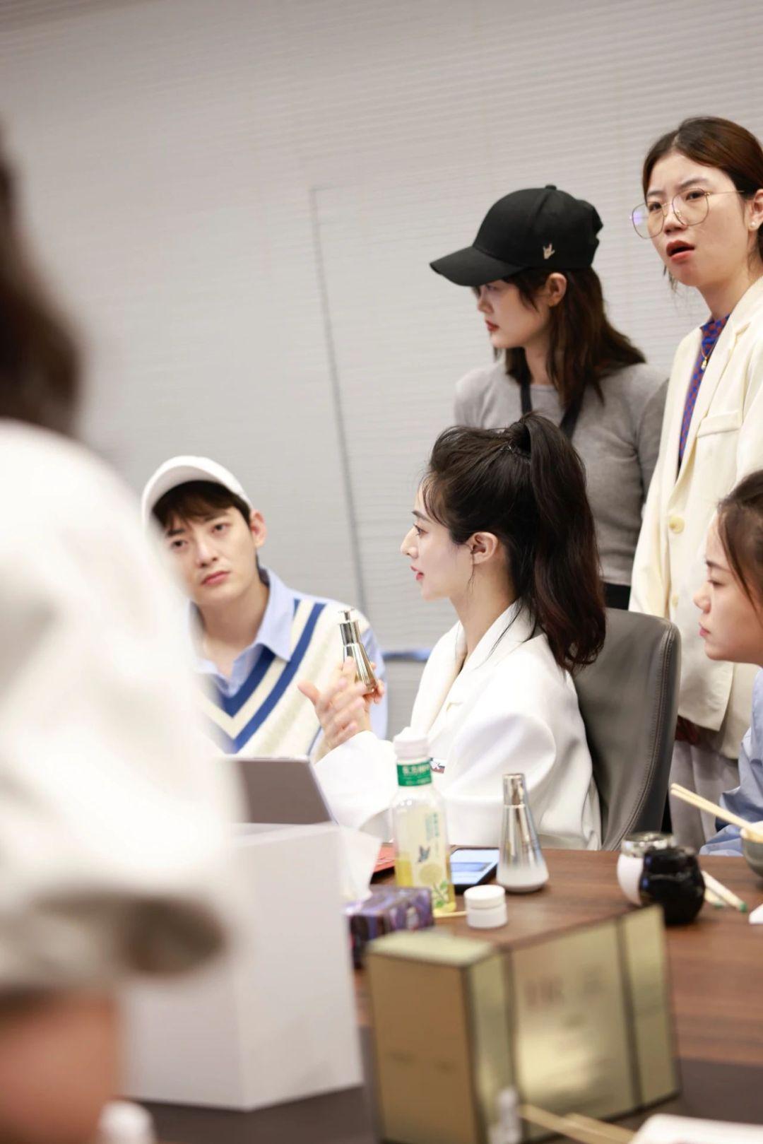 为该公司旗下主播做"合规"方面的培训,谦寻控股董事长董海锋,薇娅参加