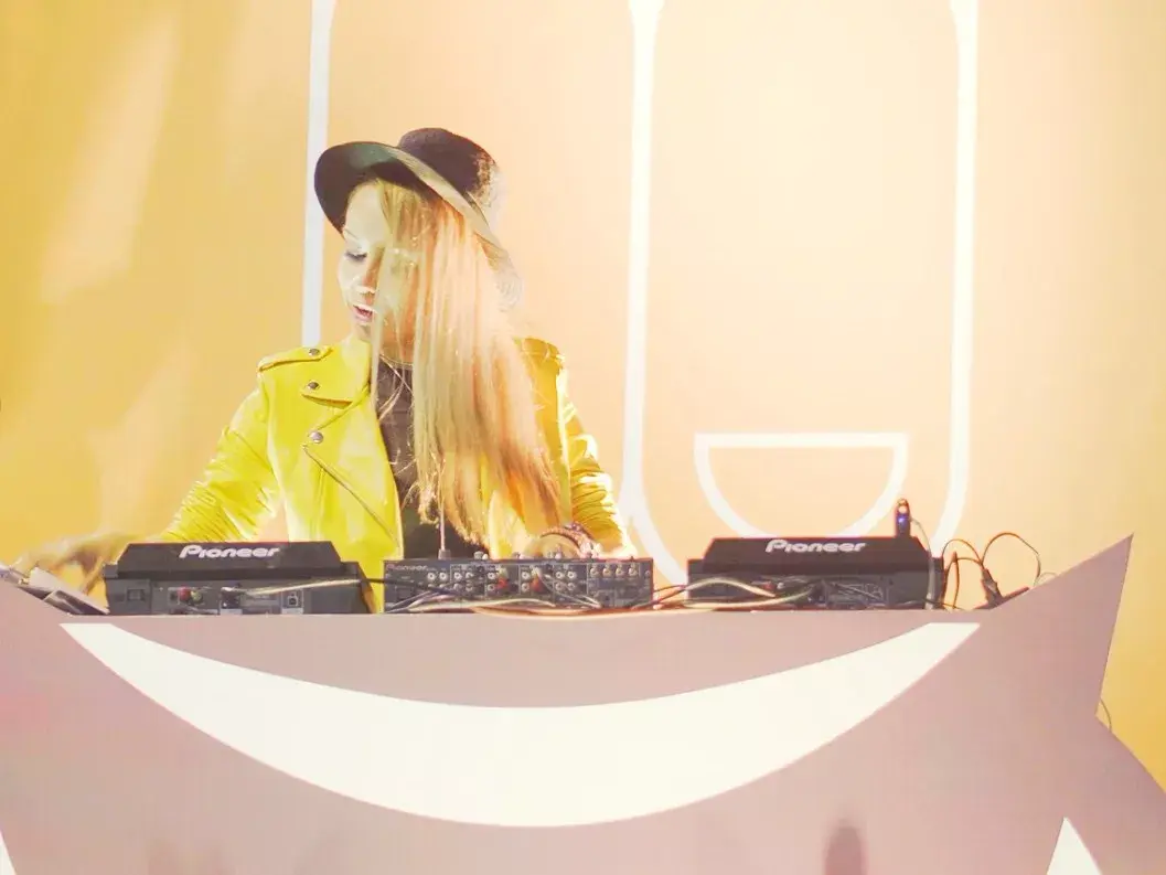 个艺术与科技火花碰撞的颁奖典礼:颁奖者们的激动和欢笑乌克兰美女dj