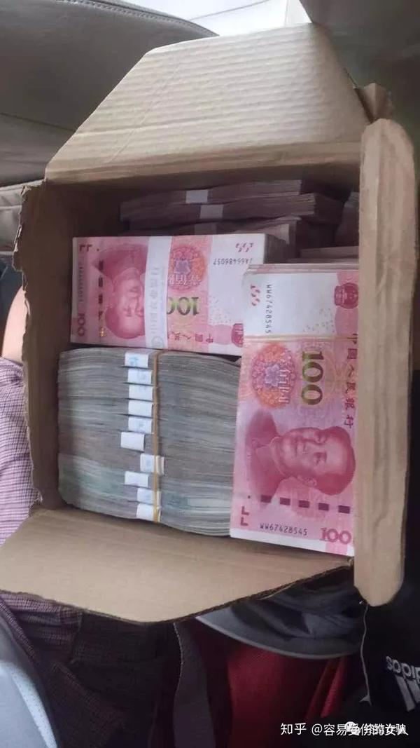 以及随意放在纸箱子里的