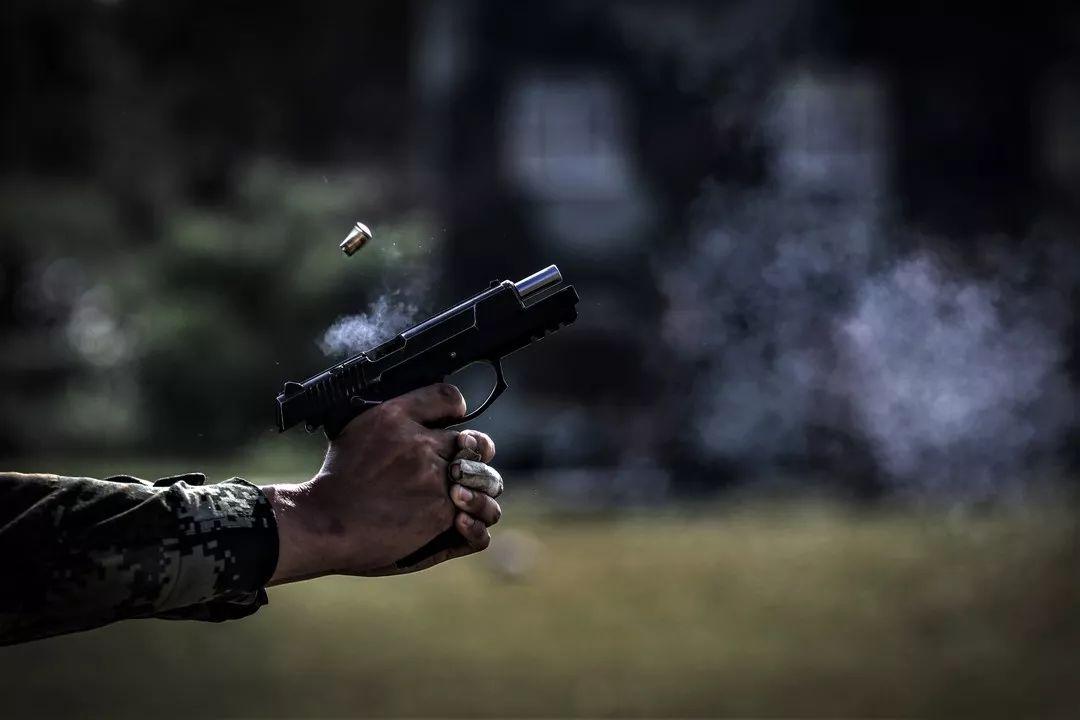 直击实拍武警特战队员实弹射击训练