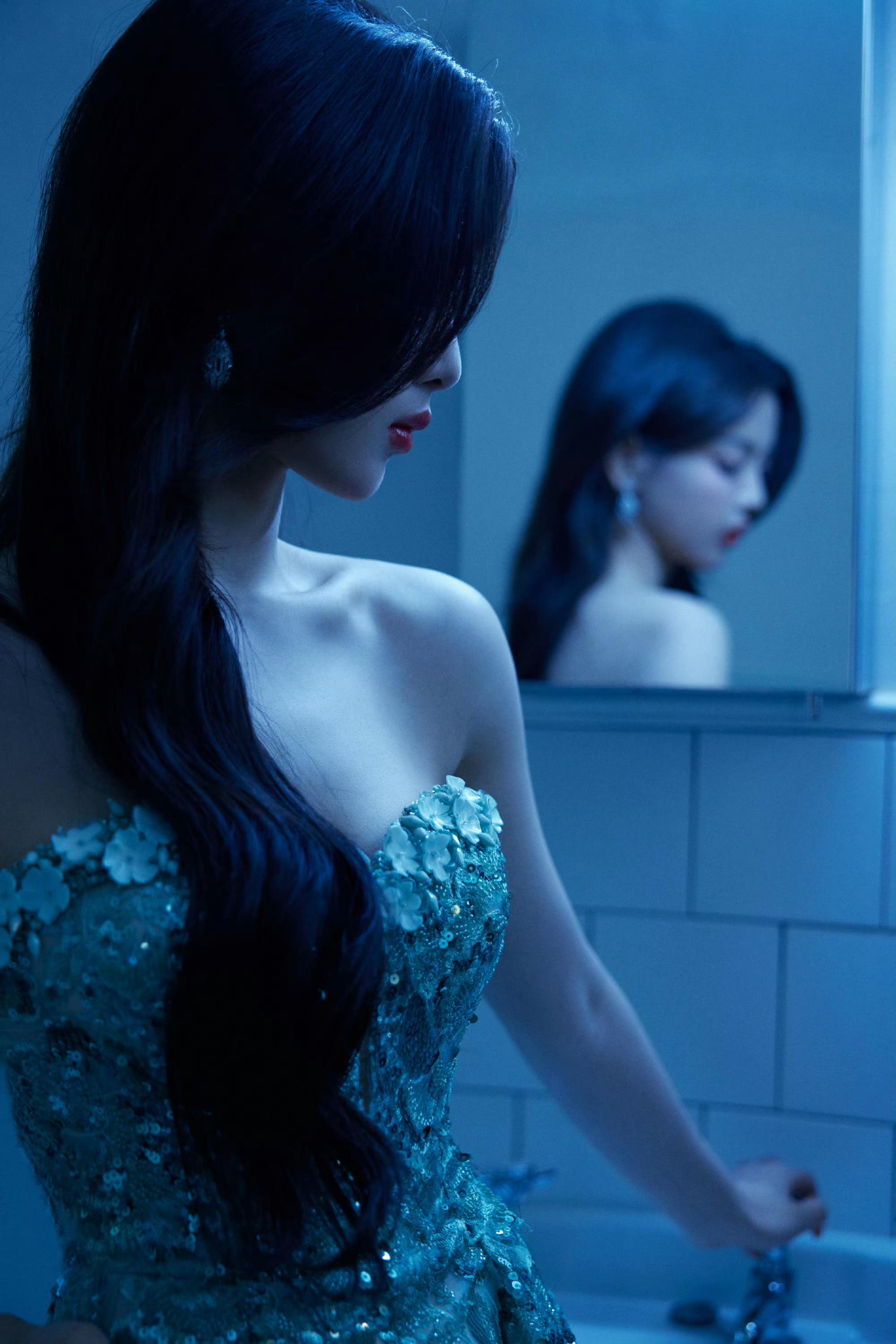 杨超越最新美照分享,一袭只此青绿亮片露肩开叉长裙,惊艳的美! - 知乎