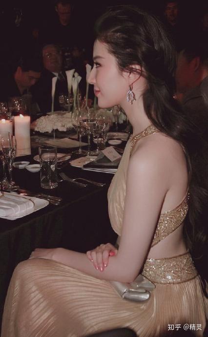 女星挑战"无痕液体裙",小s惹眼,刘亦菲端庄,都没她敢露!