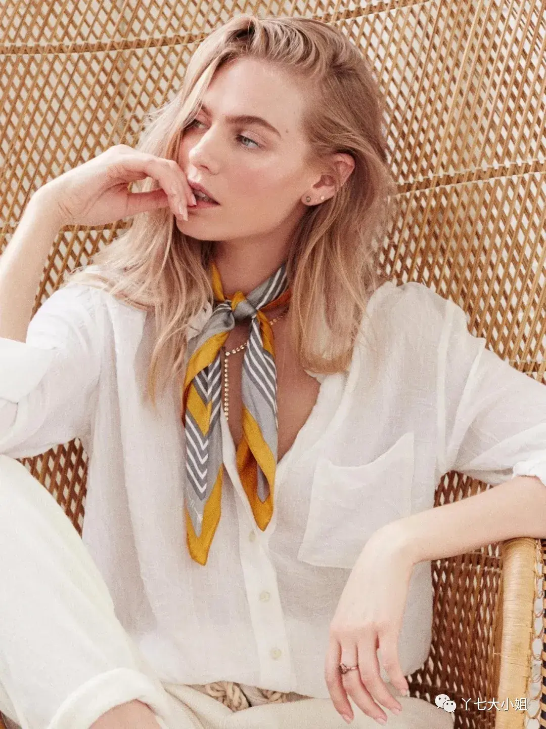 在夏季,丝巾最经常搭配的便是衬衣,这样的组合,知性又妩媚,可甜可盐.