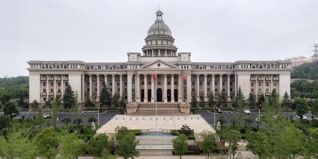 广东一个乡镇的"白宫"政府大楼也很气派.