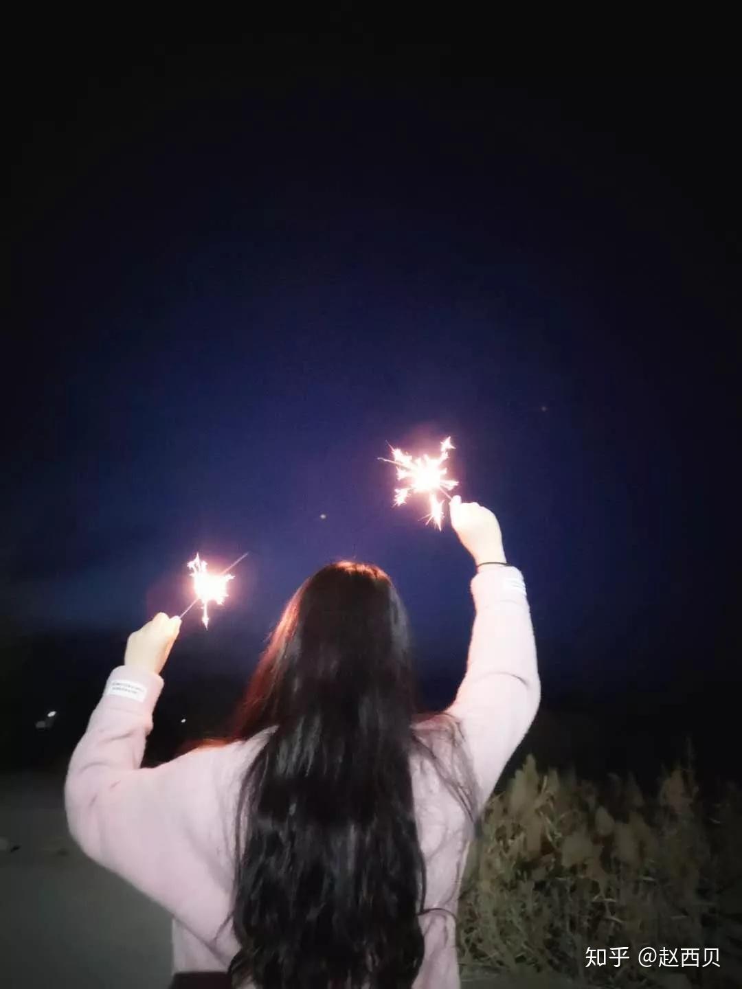 短的烟花棒因为燃烧的比较快,所以留给我们拍照的时间也比较短,开始