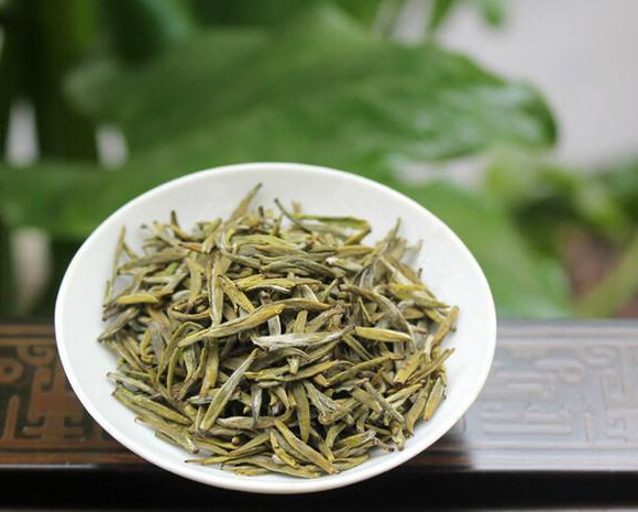 蒙顶黄芽的原产地位于四川雅安蒙顶山,茶树品种有蒙山群体种,蒙山9号