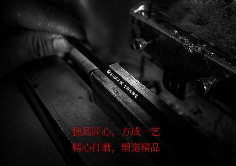 作画中每次洗笔后在桶里敲笔不可太大力,会出现笔杆断裂现象(不然会