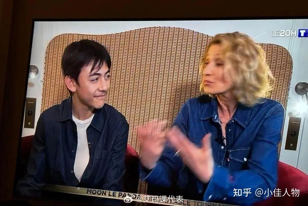 刘烨儿子上法国新闻联播，14岁诺一长相大变不敢认，一圈胡子抢镜 - 知乎