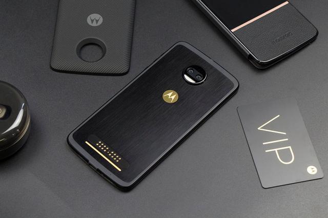 对于购买moto z 2018的用户而言,摩托罗拉为moto z 2018准备了一个"大
