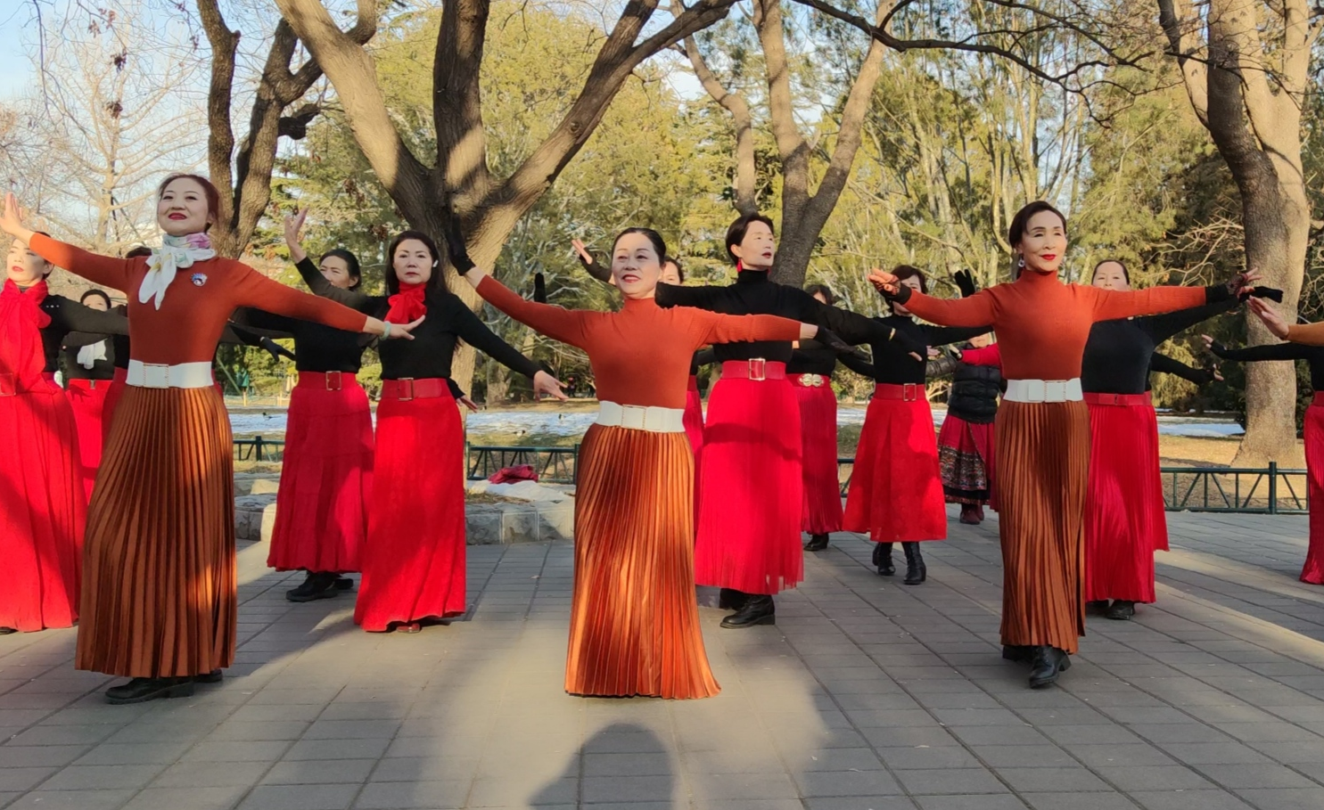 广场舞《秋水伊人》三位老师用舞蹈向我们倾诉说不完的话
