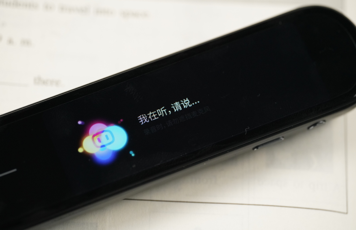 虽说小度智能词典笔与传统的智能手机完全是不同的数码产品,但当小雷