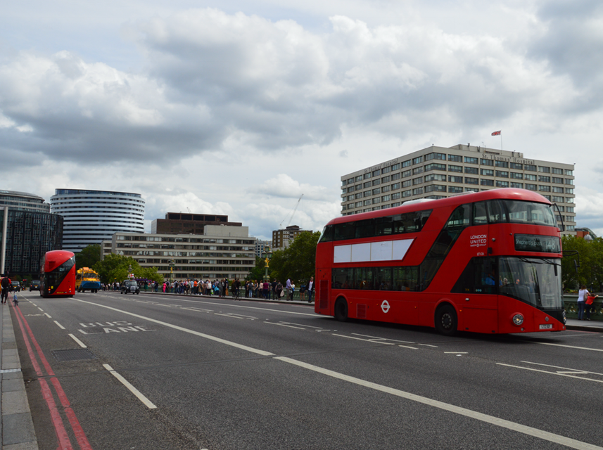 车上的oyster卡刷卡机,无障碍区(为什么轮椅踏板在前门?
