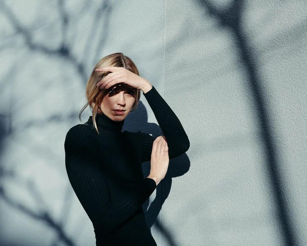 他的摄影作品以侧光位居多,侧光是以一定的角度从侧面出现的光线.