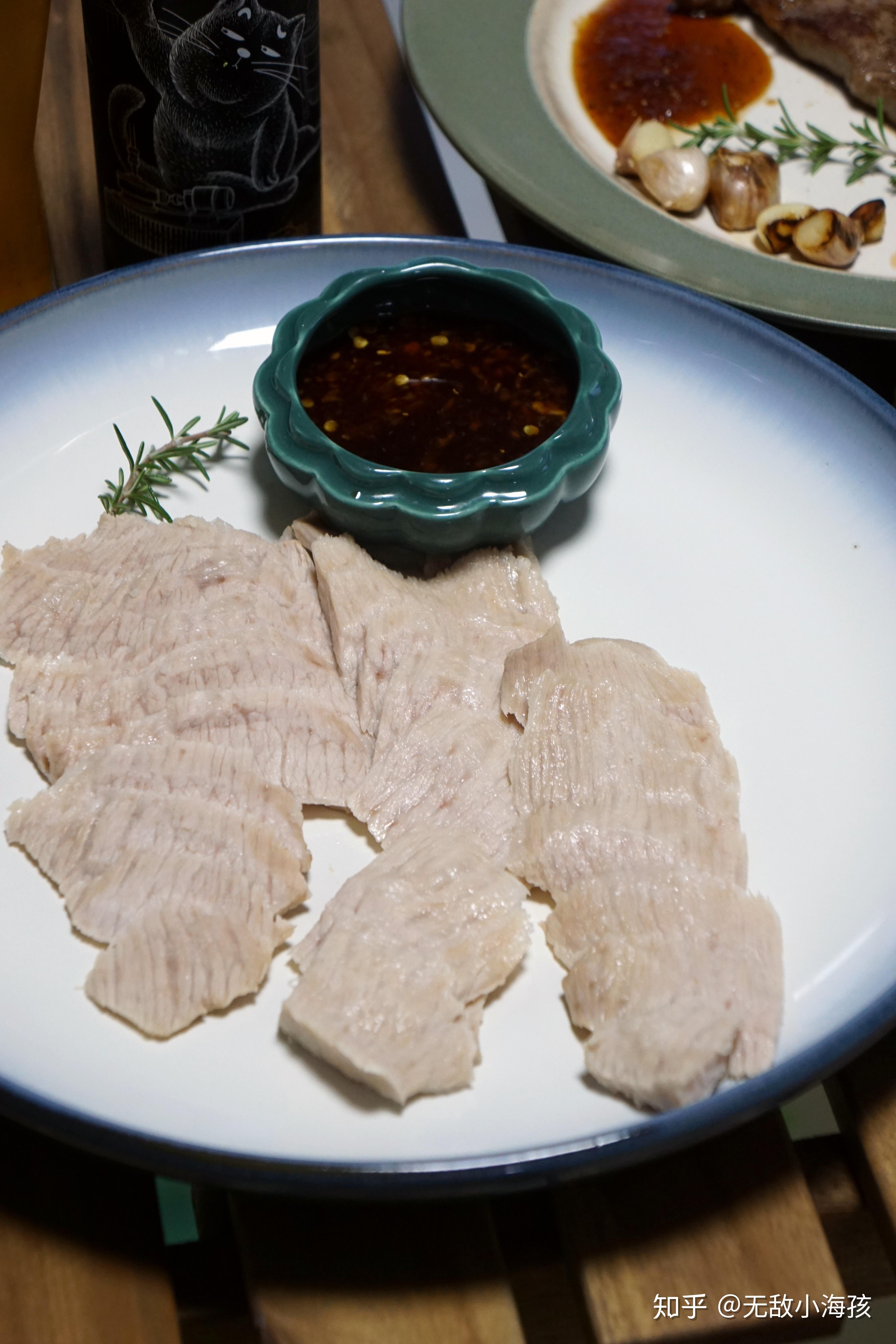 夏日清爽开胃的白灼猪颈肉