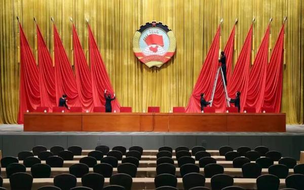2020年1月9日,北京国际会议中心,工作人员布置市政协十三届三次会议