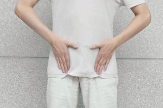 c.两手以空心掌的方式拍打腹部,拍打顺序是自下而上.