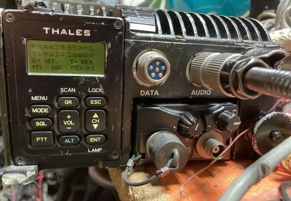 拆了一个美军电台PRC-148 JEM和配套车载功放AN/VRC-111，设计不是一般复杂！ - 知乎