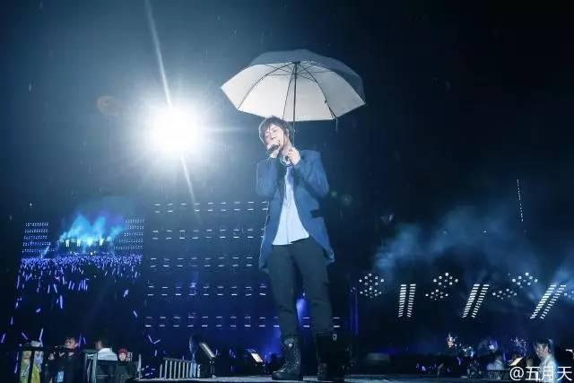 萧敬腾演唱会下雨图片