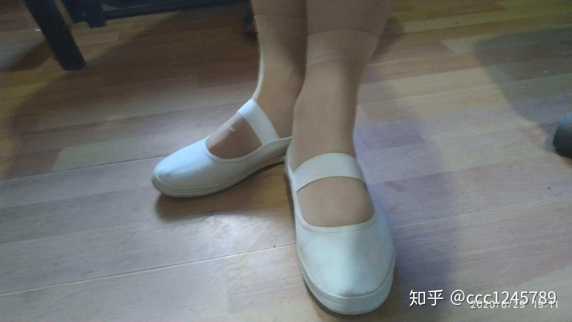 2017街拍短裙，白丝袜-街拍丝袜大师-搜狐