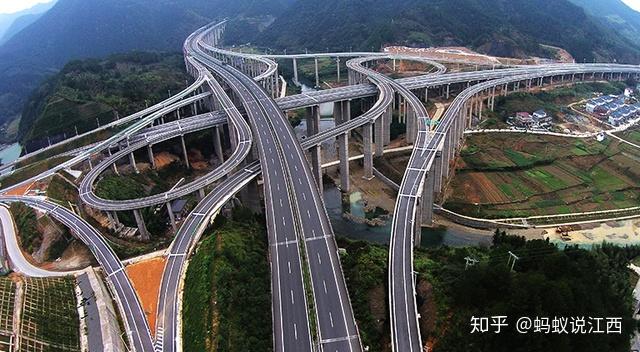 今年1月22日全国首批绿色示范公路广吉高速正式建成通车江西高速公路