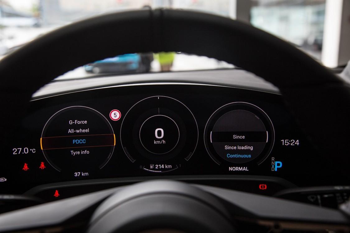 8 英寸的曲面 lcd 全液晶仪表盘,ui 界面则是采用了保时捷经典的圆环