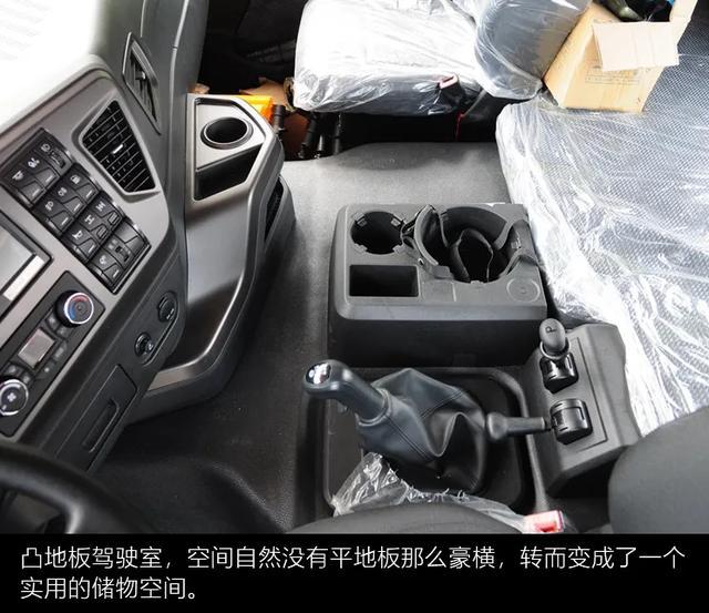 在内饰方面自然不会差,我们实拍的这款jh6凸地板车型,除了驾驶室不是