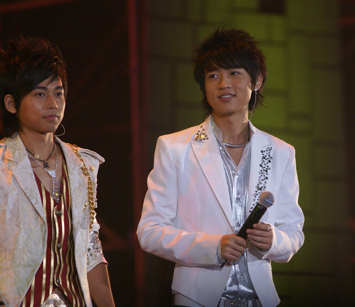 魏晨07年快男季军杨紫为他疯狂投票娶大学同学现已当爸