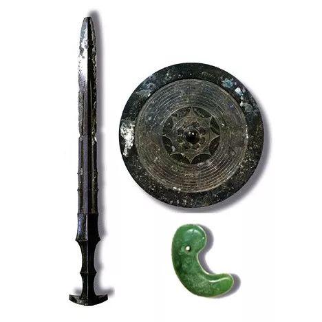 关于日本三神器的真面目，有什么靠谱的猜想?伊势神宫等地供奉的还是“原物”吗?