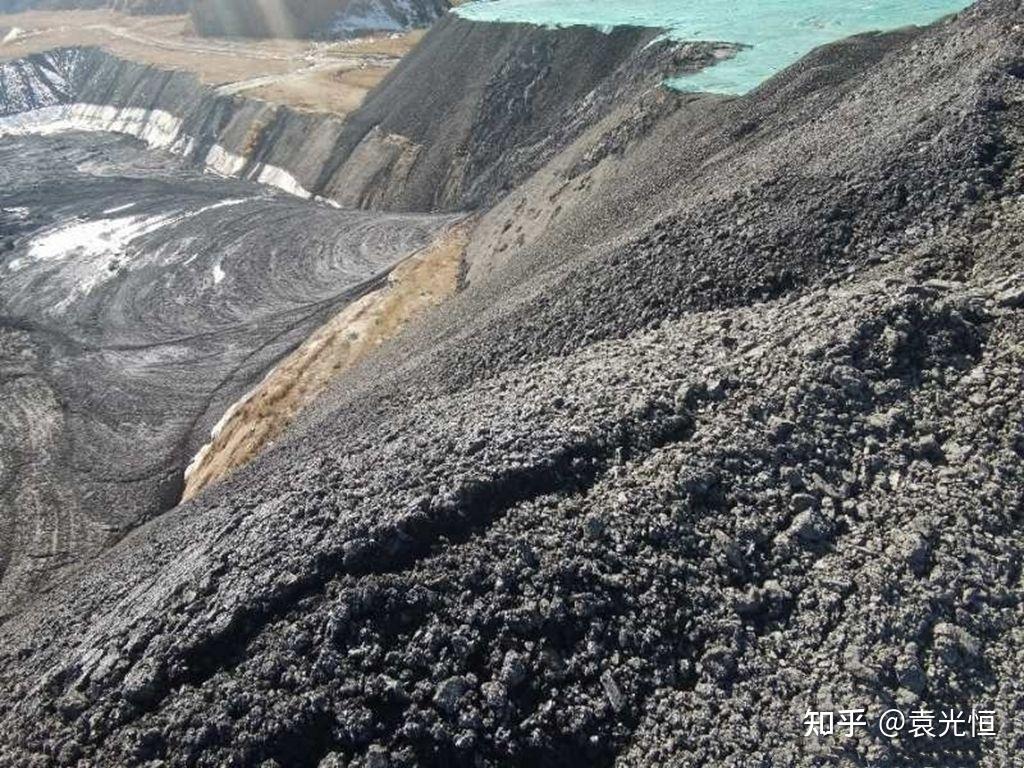 延安市华龙煤业有限公司煤矸石露天堆放污染严重