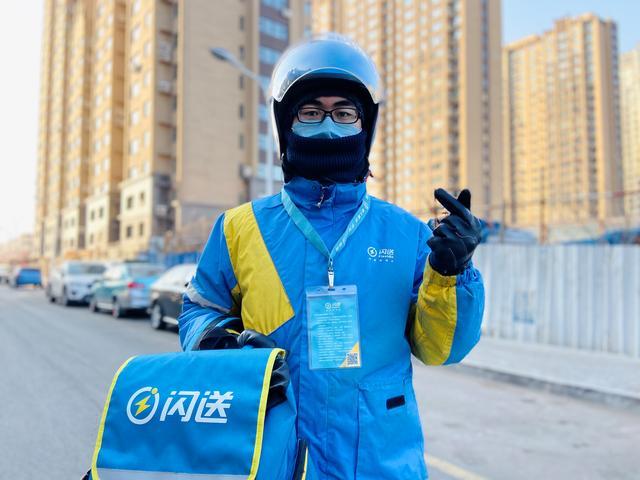 也为了保护自己,快递员们也要时刻严格按照公司要求佩戴好头盔口罩