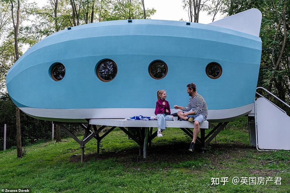 12岁女孩在父亲的帮助下设计出了一套飞机屋仿佛从卡通片里飞出来了