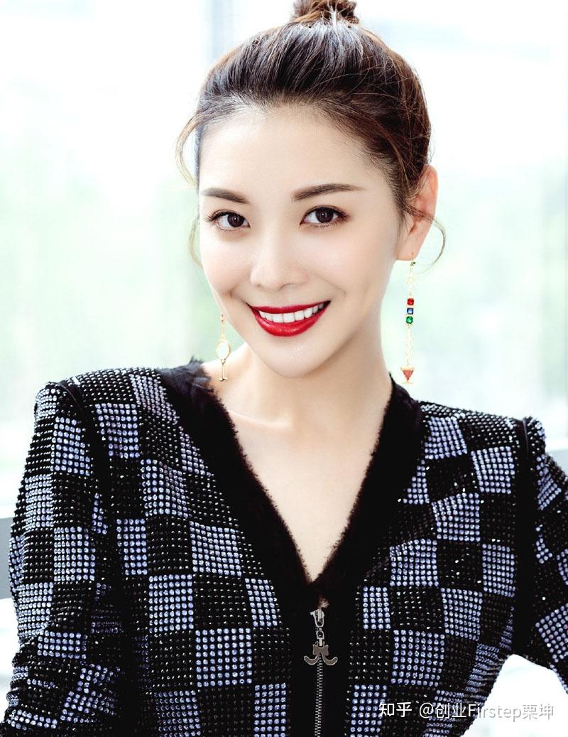 曾是北京电视台当家花旦主持人的栗坤,如今也在新的领域有了显著成就