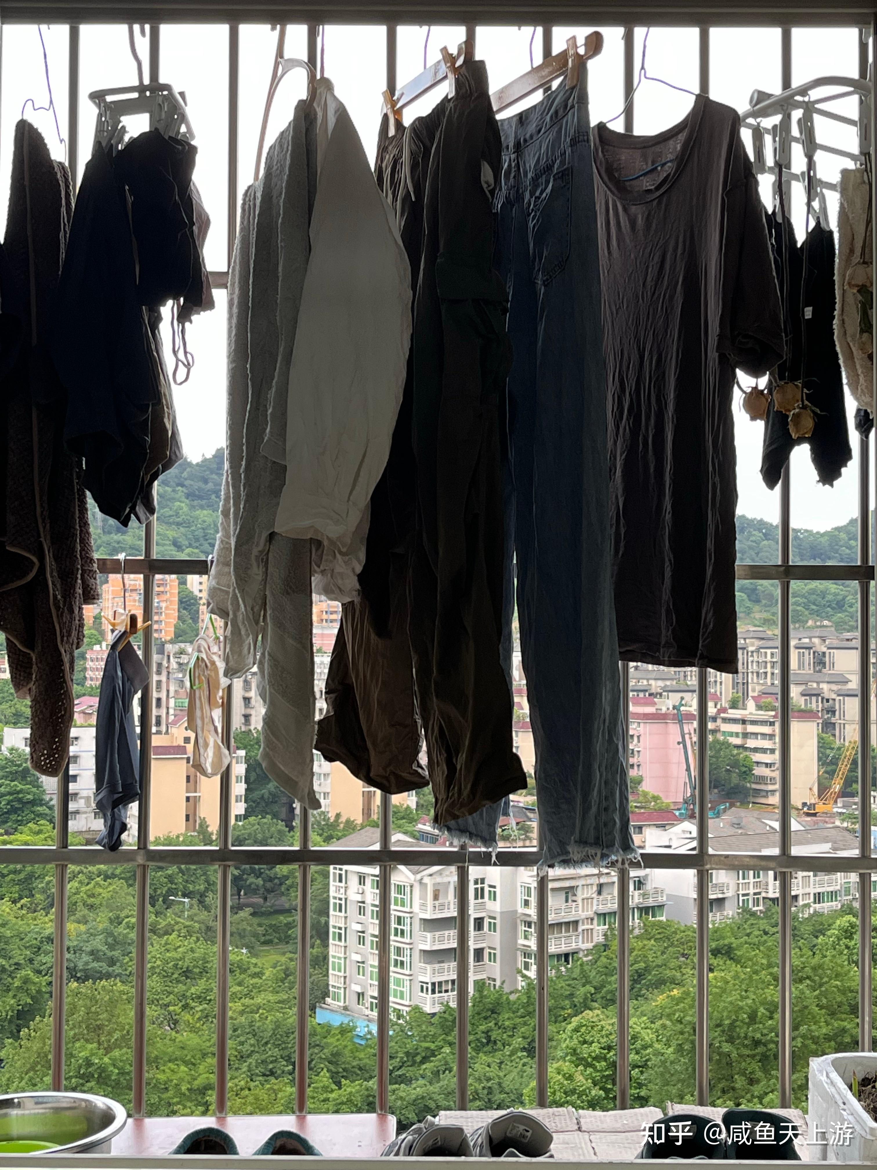这样就可以把阳台的衣服,晾晒过后,直接挂在衣柜里,不用拿到卧室,也