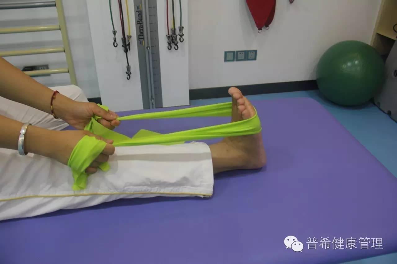 l 缓慢拉毛巾背曲踝关节,直至腓肠肌上半部分伸展(绷紧).