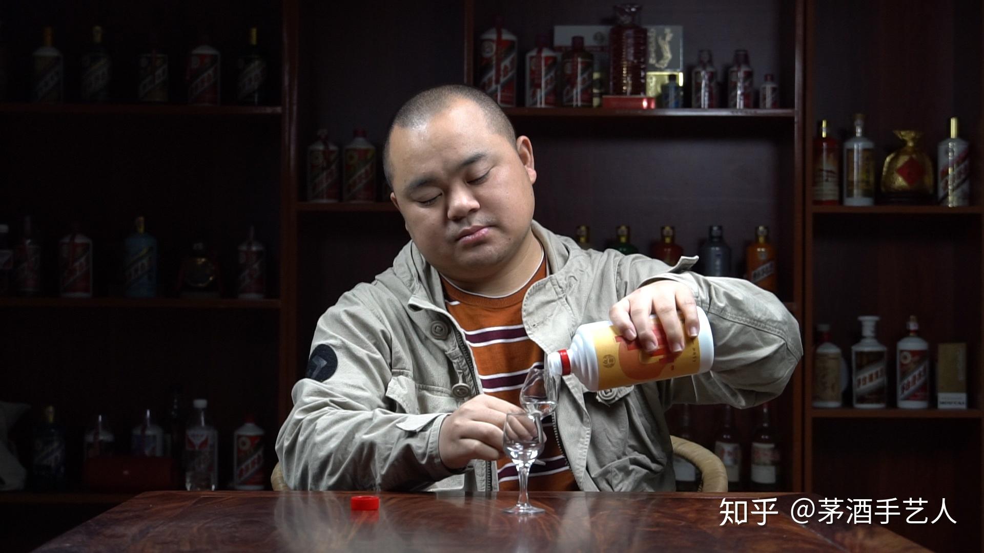 茅酒守艺人品酒老茅台调出的众亲陈酿