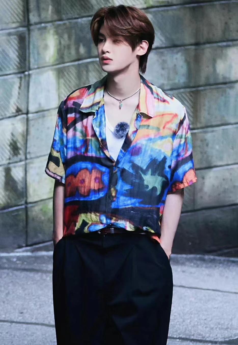 黄明昊印花衬衫配黑色休闲长裤时尚帅气满满的夏日氛围感