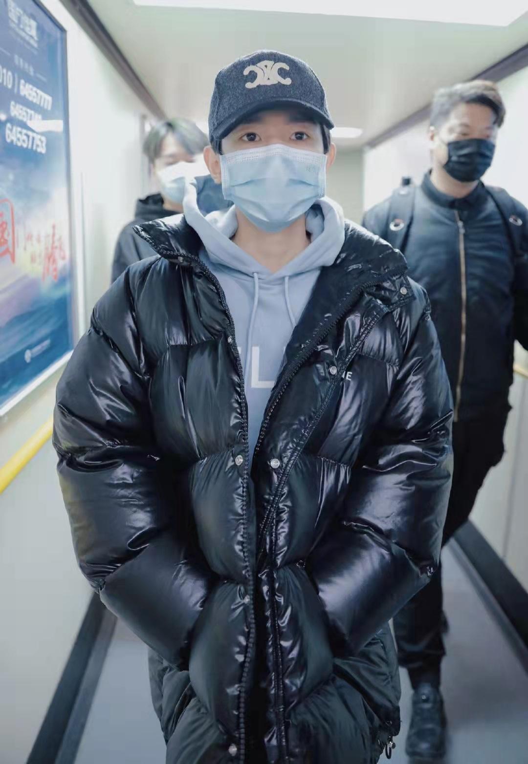 王源穿黑色羽绒服配牛仔裤保暖时尚又充满少年感你get到了吗